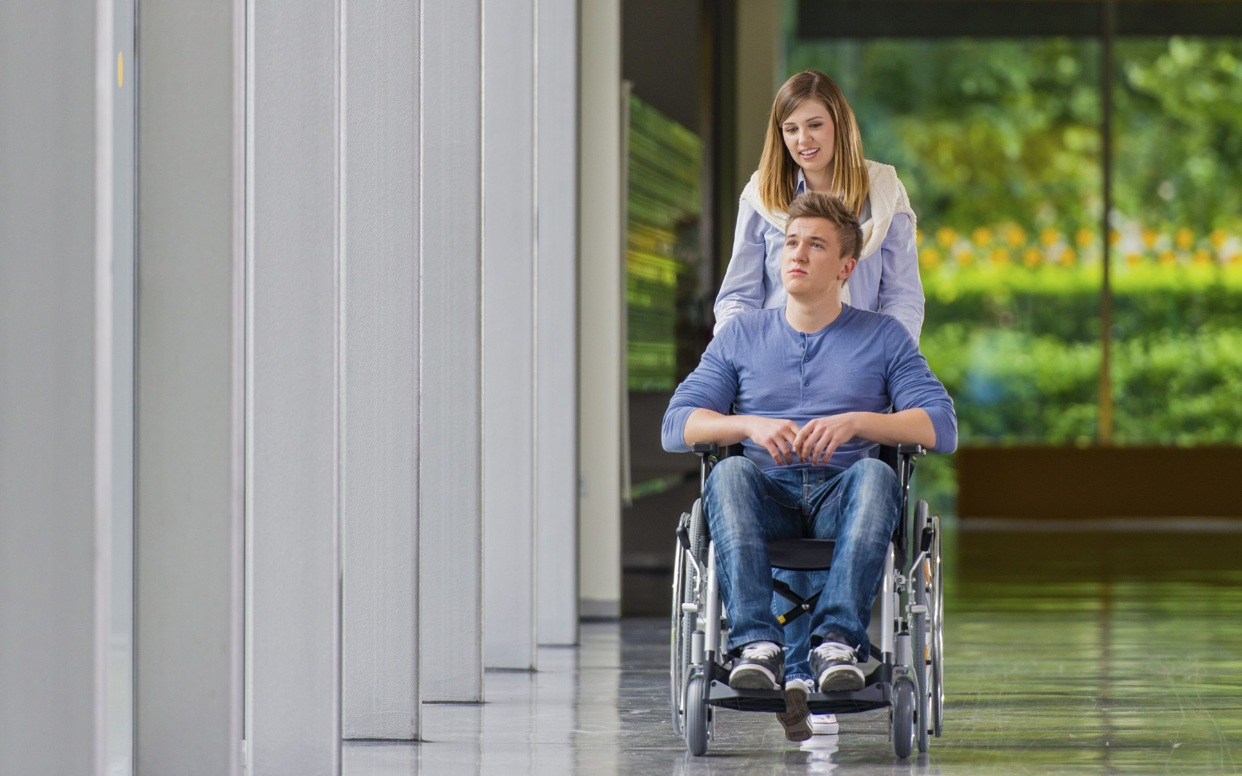 Супруга инвалид 1 группы. Люди с ограниченными возможностями. Парень в инвалидной коляске. Человек на коляске. Девушка в инвалидной коляске.